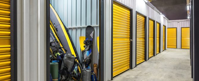 Storage unit with outside hobbies